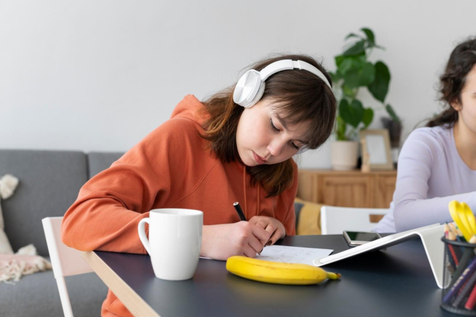 Persona organizando documentos financieros con calculadora y planillas de presupuesto