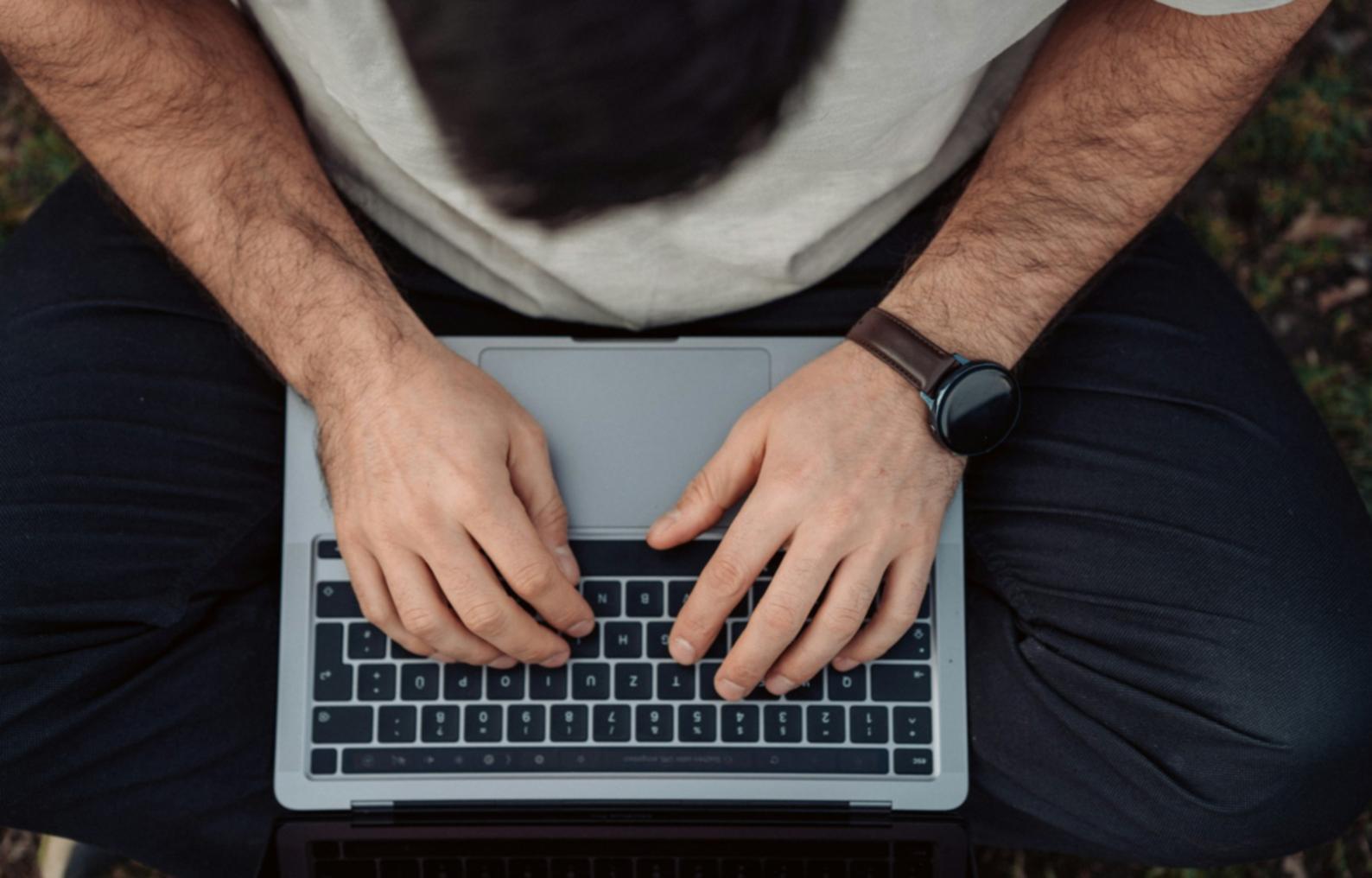 Análisis detallado de ingresos y gastos familiares con documentación organizada